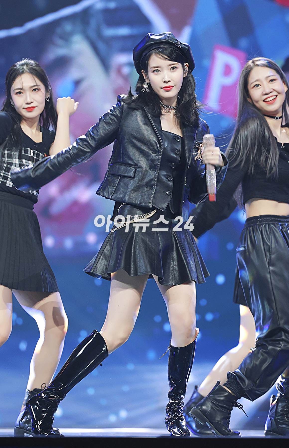 가수 아이유가 4일 오후 온라인 생중계로 진행된 'MMA2021(멜론 뮤직 어워드2021)' 시상식에서 멋진 무대를 선보이고 있다. [사진=멜론뮤직어워드사무국]