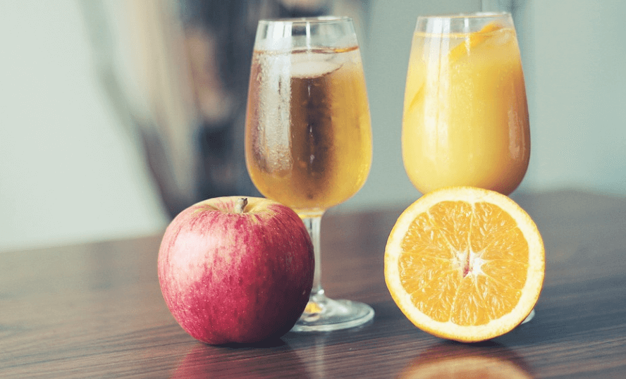 사과즙 효능을 보기 위해 오렌지 주스와 사과 주스가 컵에 담겨 있다