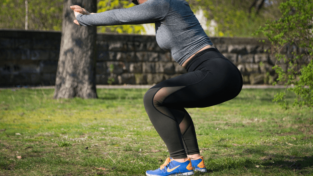 앉았다 일어났다 운동하는 여성