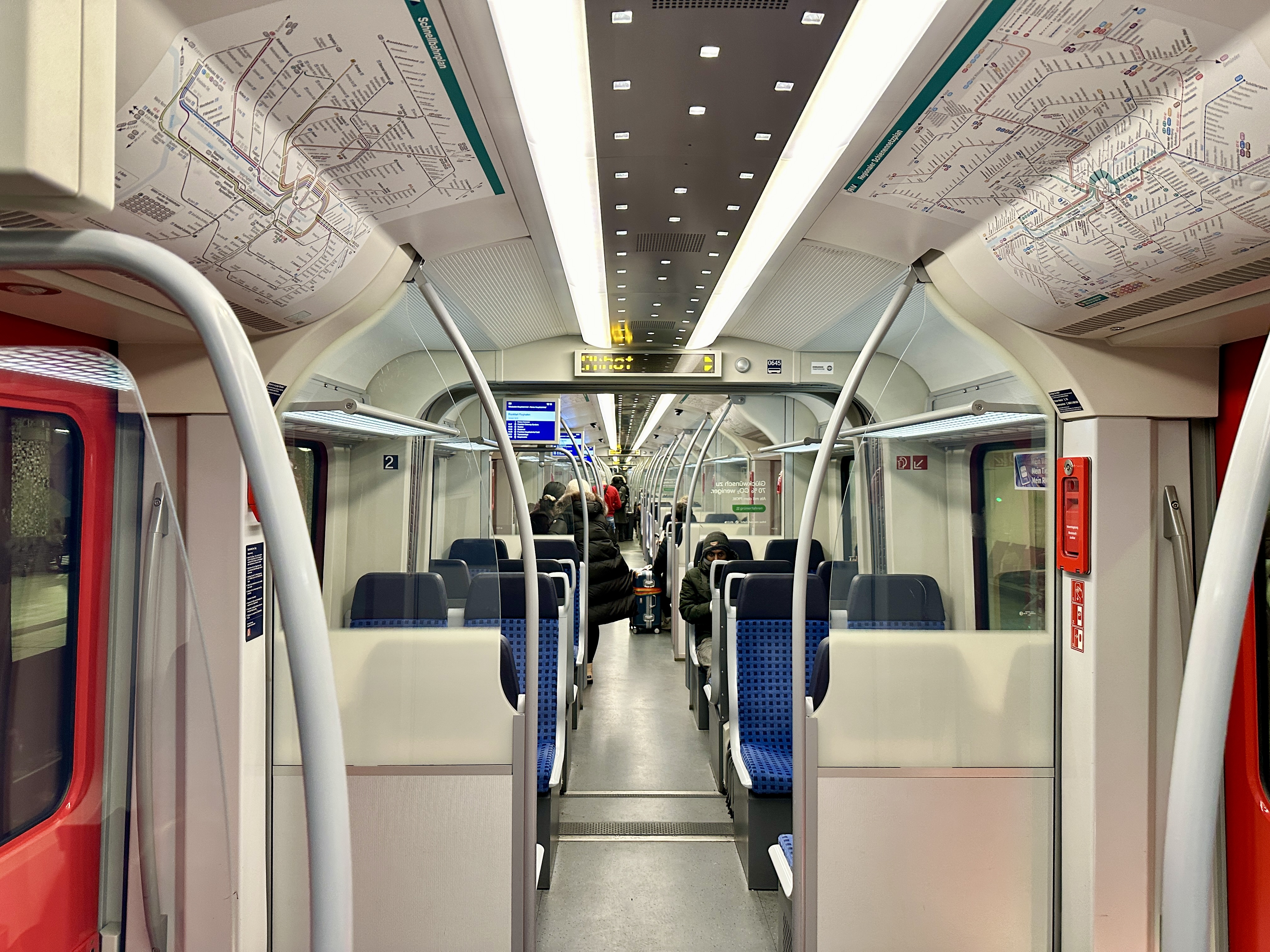 프랑크프루트 S반 실내