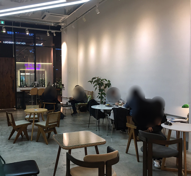 카페-익스큐즈미-매장-좌석