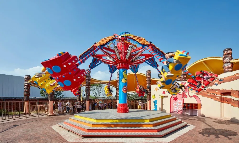 제주도-여행-신화월드호텔-신화테마파크-놀이기구-플라잉-라바-타는-사람들