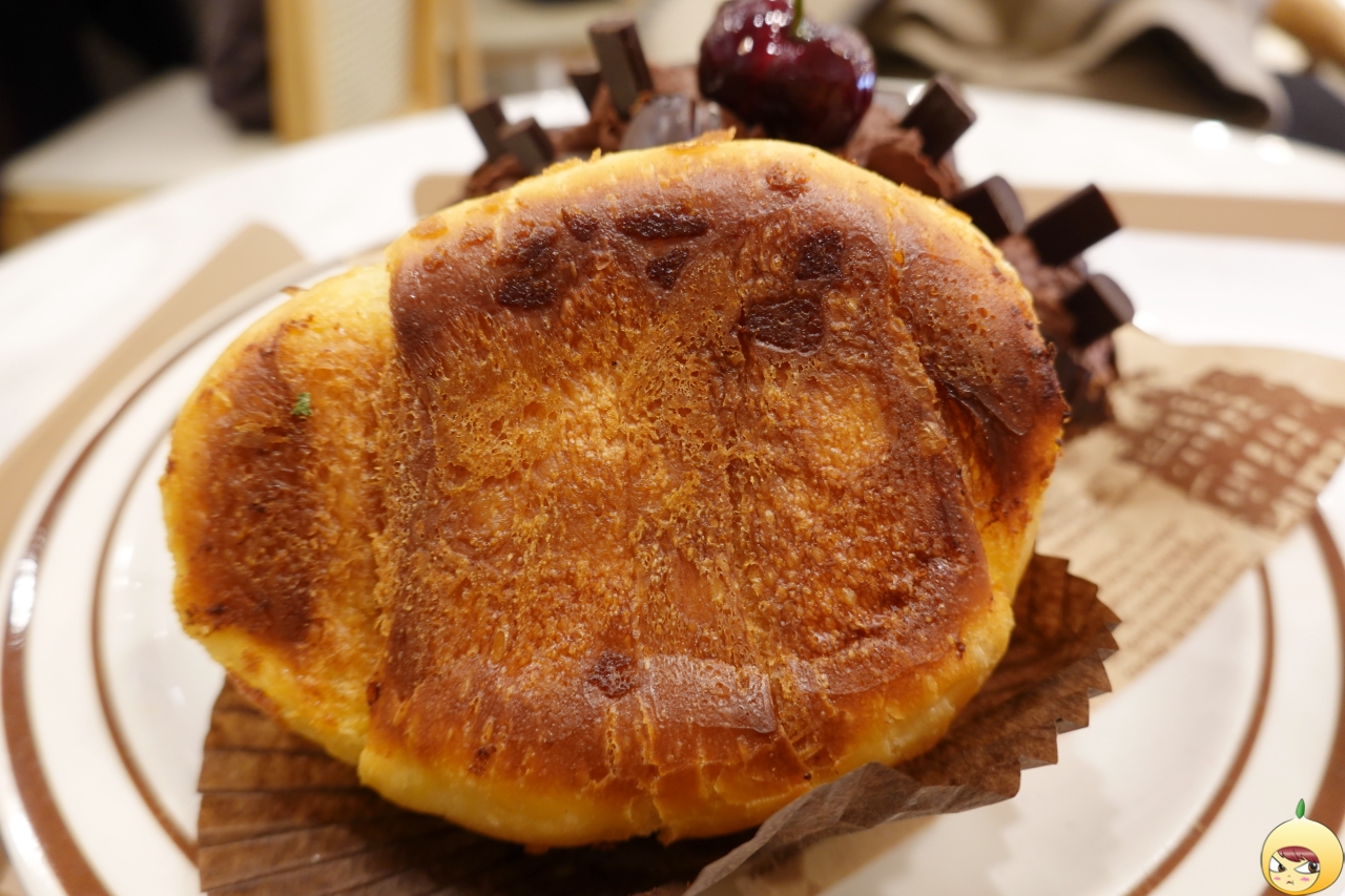 바질토마토소금빵 뒷면