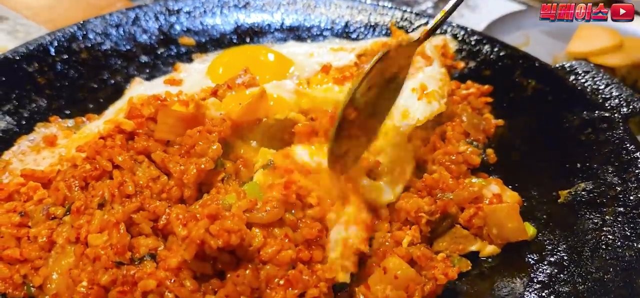산청볶음밥 11,000원. 계란후라이를 올려 먹는데 보기만 해도 먹음직스러워요.