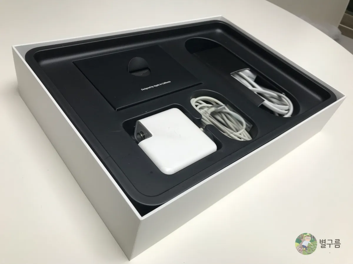 중고-맥북-구성품-테이블에-놓여있다