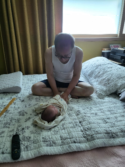 할아버지랑함께, 신생아돌보는가족