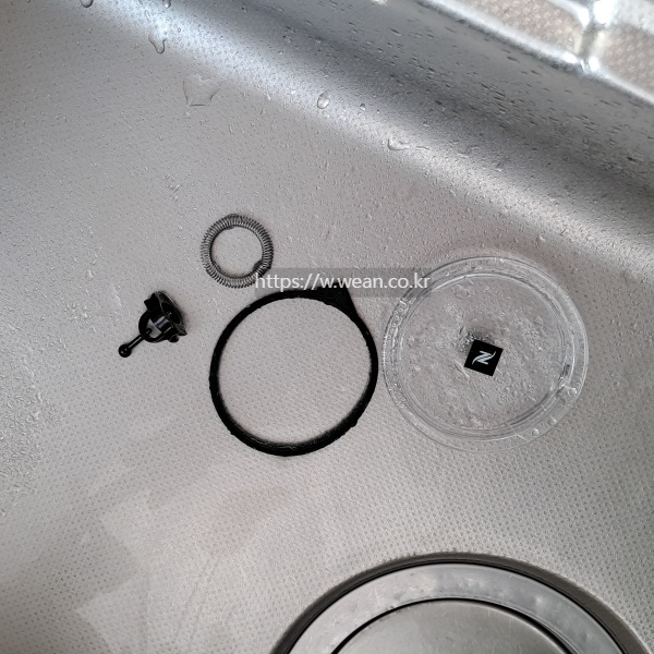 에어로치노 부품이 분해되어 있어요.