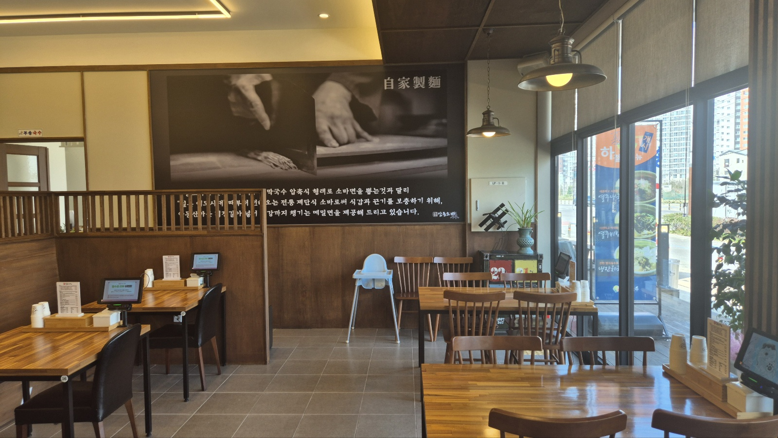 아이를 위한 테이블과 검은색과 갈색의 테이블이 조화롭다