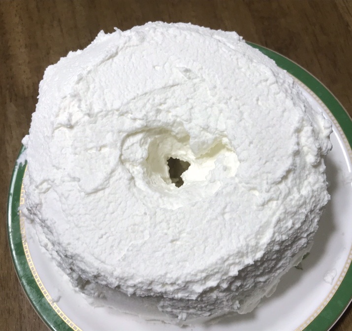 오버휘핑된 생크림으로 만든 케이크