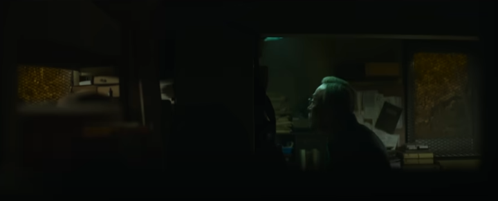 누군가를바라보고있는이성민