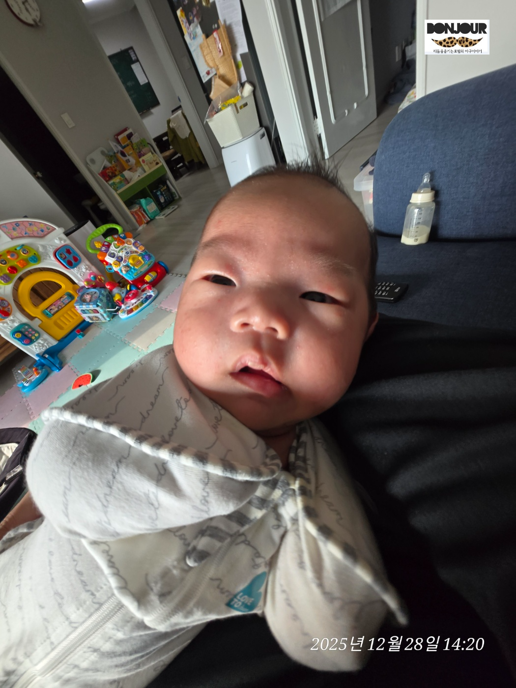 작고 소중한 신생아 아기의 손발과 육아의 순간