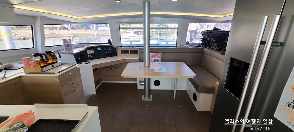부산에서 여유를 즐기는 여행방법, 요트투어 (더베이101 출발), 프랑스 명품 고급요트 내부 모습