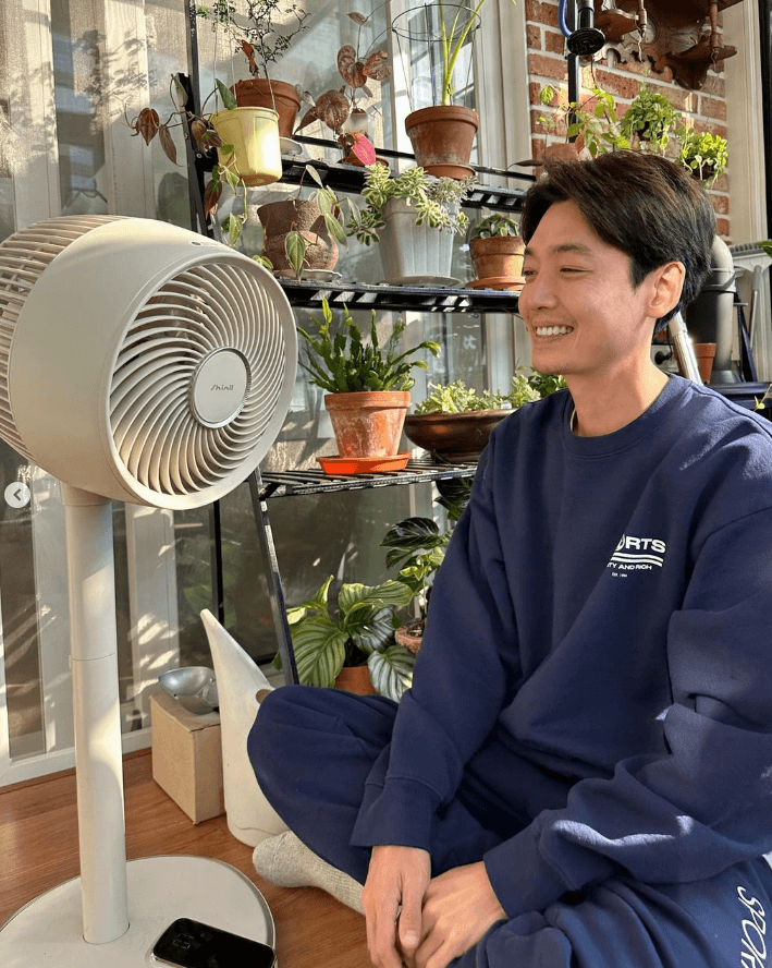 정경호-선풍기-앞에-있는-사진