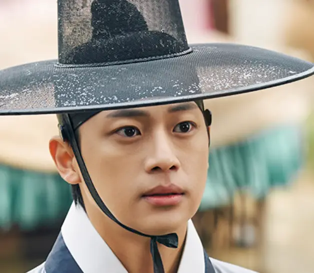 세작-
흰 한복을 입고 갓을 쓰고 올곳이 바라보는 김명하