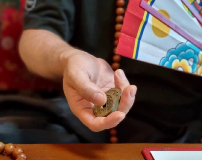 손에 엽전과 부채를 든 익산 점 잘보는 곳 산들