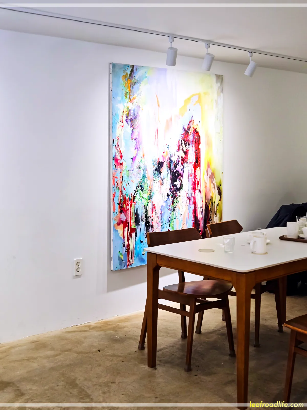 동대문구-전농동-브런치-카페-오래-벽에-걸린-미술작품