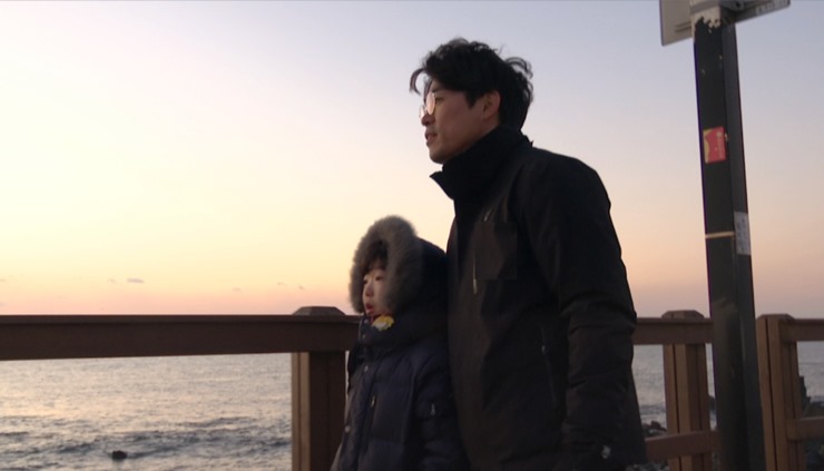 노을-바닷가-걷는-아빠-아들