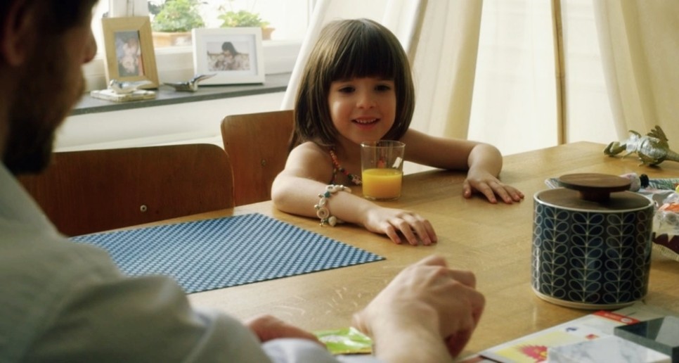 웃고 있는 소녀의 모습