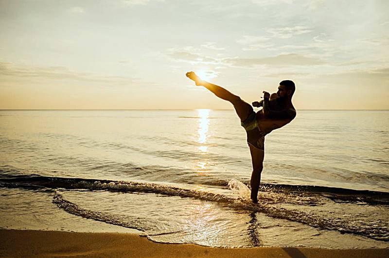 바닷가에서-태권도-품새를-보여주는-모습