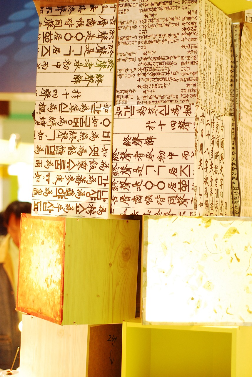 3인치 캔버스에 담긴 우주, 소통과 희망을 그리는 강익중 작가