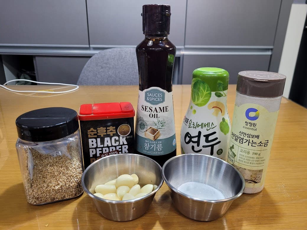 한우 육회 양념장 재료 구성 다진마늘 설탕 깨소금 연두 참기름
