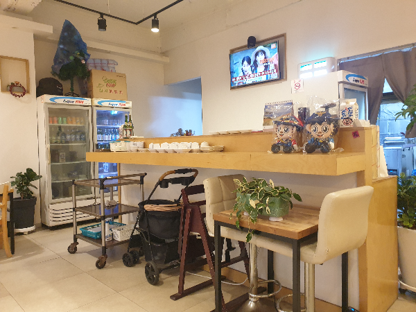 바형 테이블도 있으나 거의 사용하지는 않는 듯 하다.