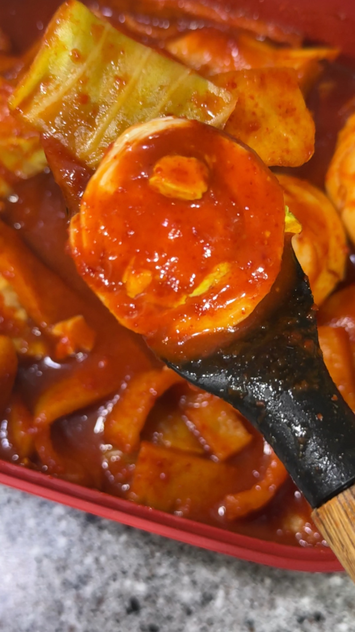 "양배추와 삶은 계란이 어우러진 다이어트 떡볶이 한 입 샷"