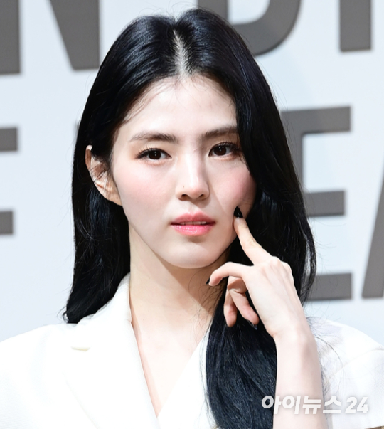 배우 한소희가 지난달 18일 오후 서울 동대문구 DDP 아트홀에서 진행된 디올 'DESIGNER OF DREAMS' 전시회 개최 기념 포토월 행사에 참석하고 있다. [사진=정소희 기자]