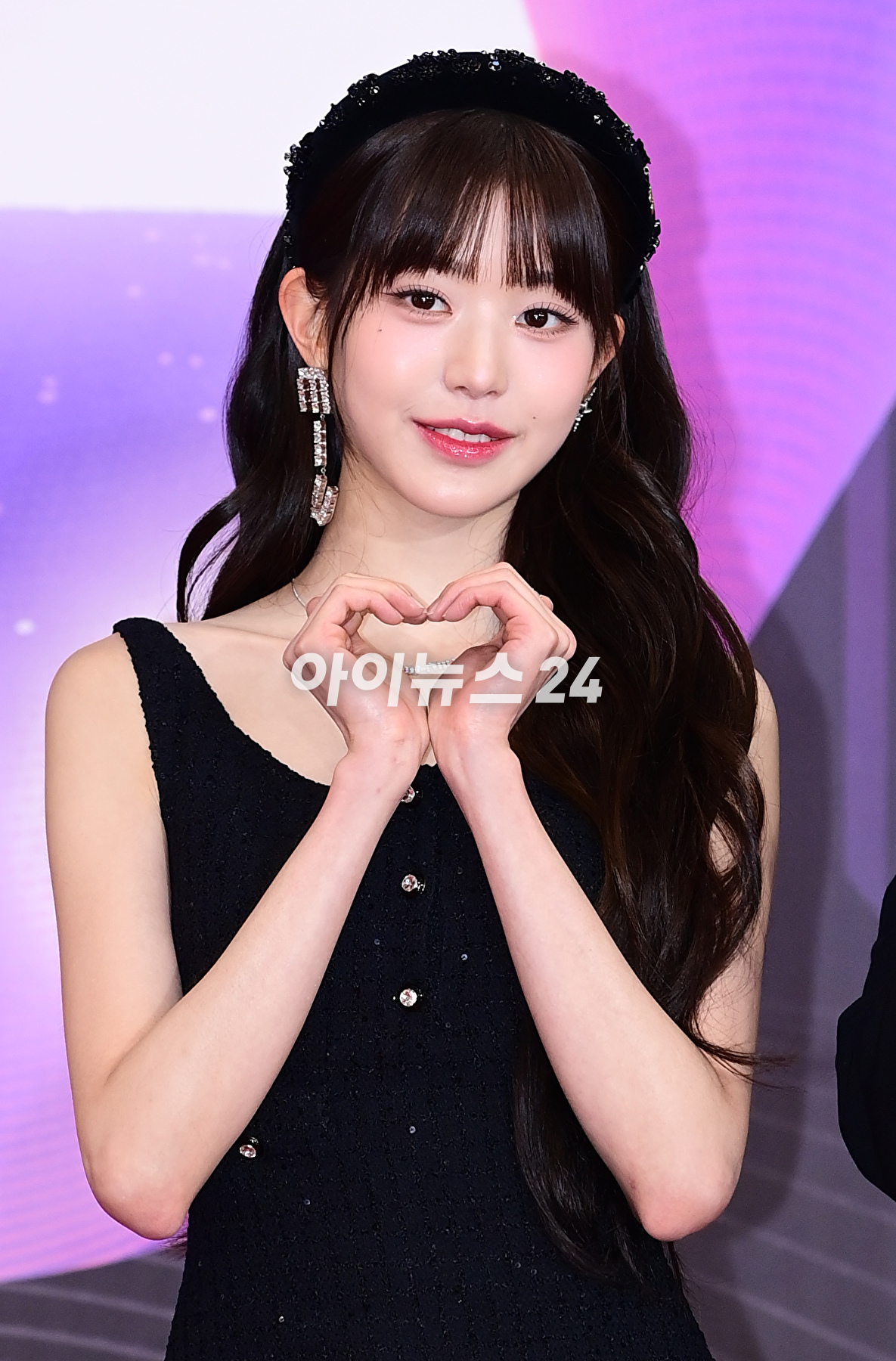 그룹 아이브(IVE)가 15일 오후 서울 여의도 KBS홀에서 열린 '2023 뮤직뱅크 글로벌 페스티벌' 레드카펫 포토월 행사에 참석하고 있다. [사진=정소희 기자]