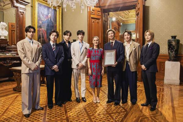 방탄소년단(BTS) 멕시코 대통령궁 영접 근황: 소칼로 광장 5만 인파와 '역사적 발코니 인사'