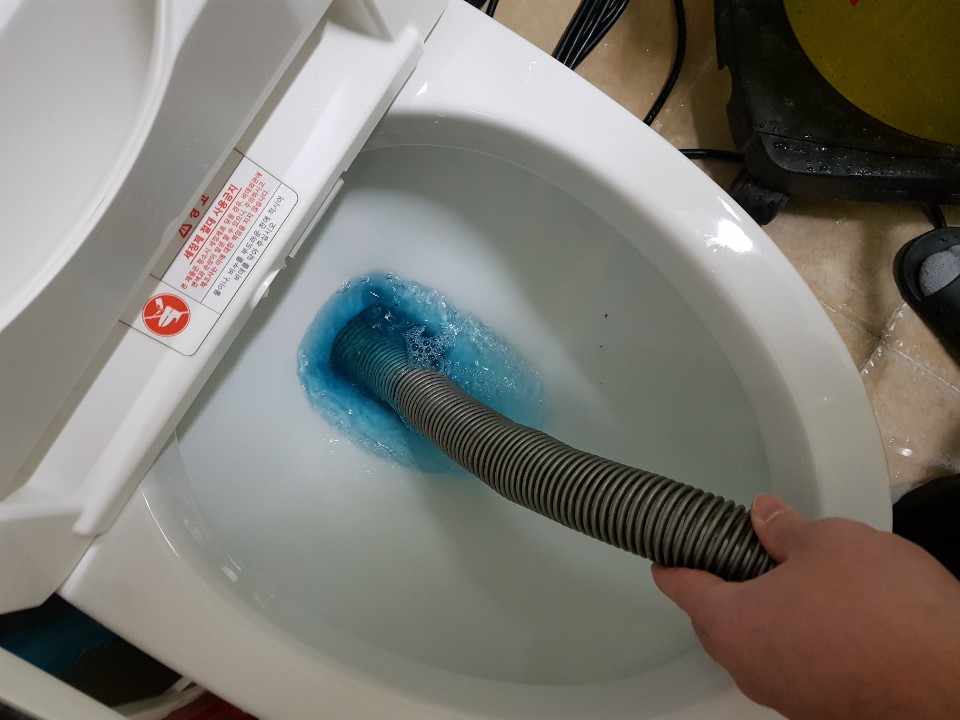 화장실 막혔을때 대처방법