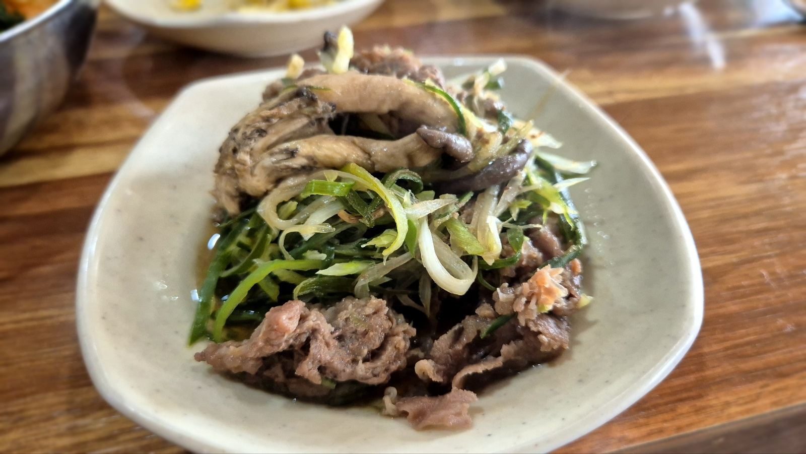 접시에 가득 담은 소불고기