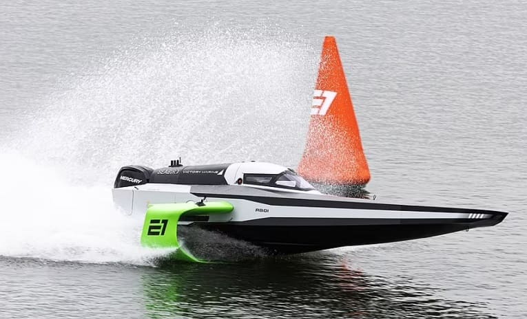 세계 최초 전기 포일링 경주 보트 주행 성공 VIDEO: Electric raceboat that skims over water takes flight for first time