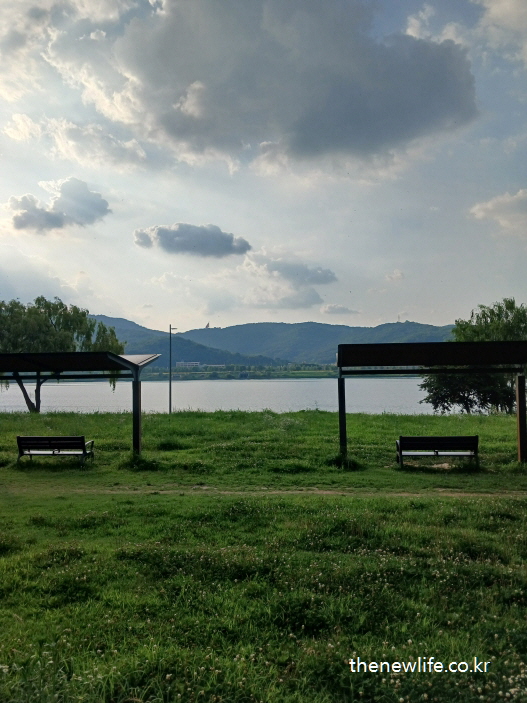 서울 암사생태공원 걷기 좋은 길 &ndash; 한강 너머 산과 강을 바라볼 수 있는 평화로운 벤치