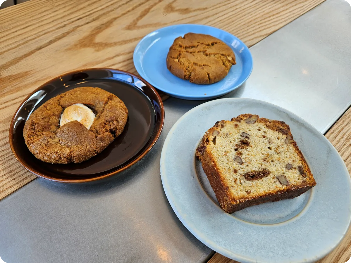 경기도-여주-카페-우즈-나무테이블-위에-초코쿠키-피넛쿠키-파운드케이크