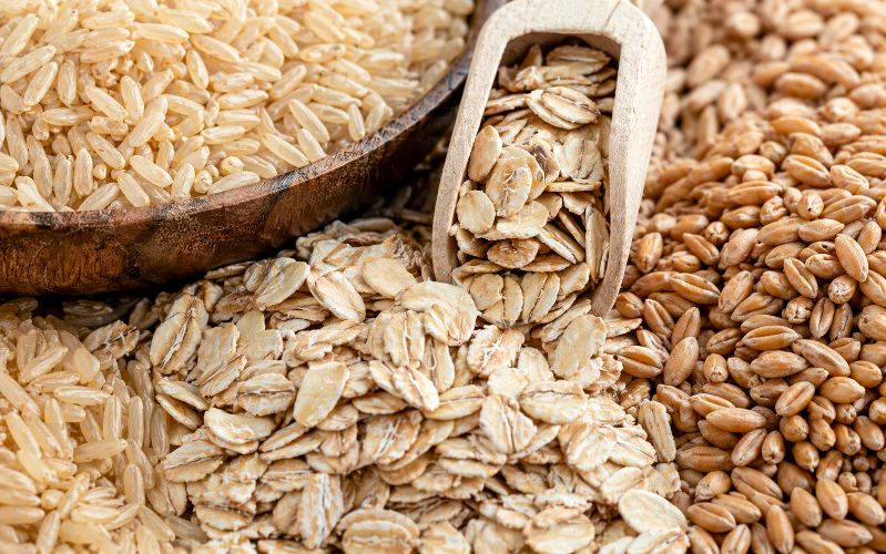 나무 그릇에 담긴 현미와 귀리 등 정제되지 않은 건강한 통곡물 이미지