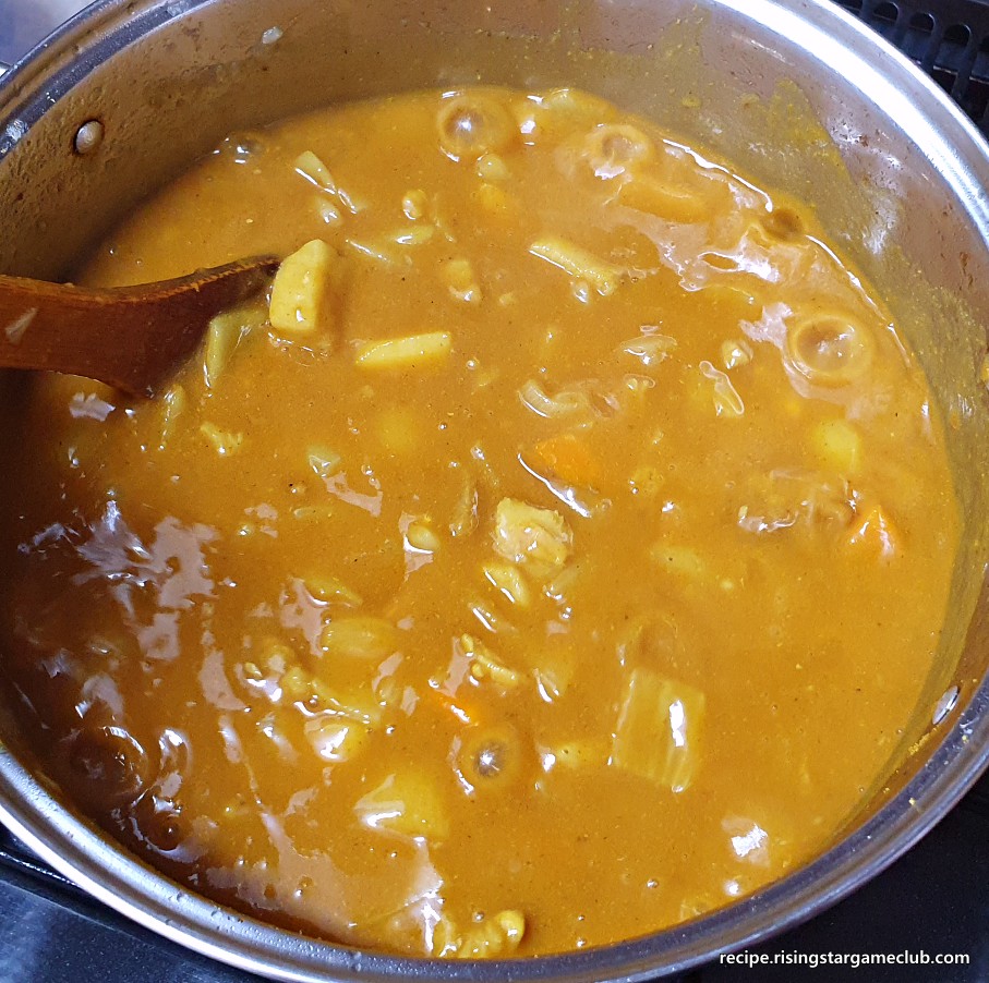 점도가 잘 잡혀 끓여진 돼지고기 카레 사진