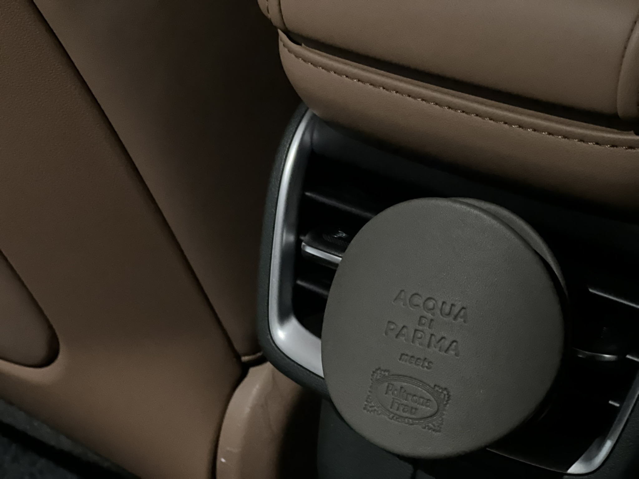 아쿠아디파르마-차량용방향제-그랜저-GN7-인디고브라운