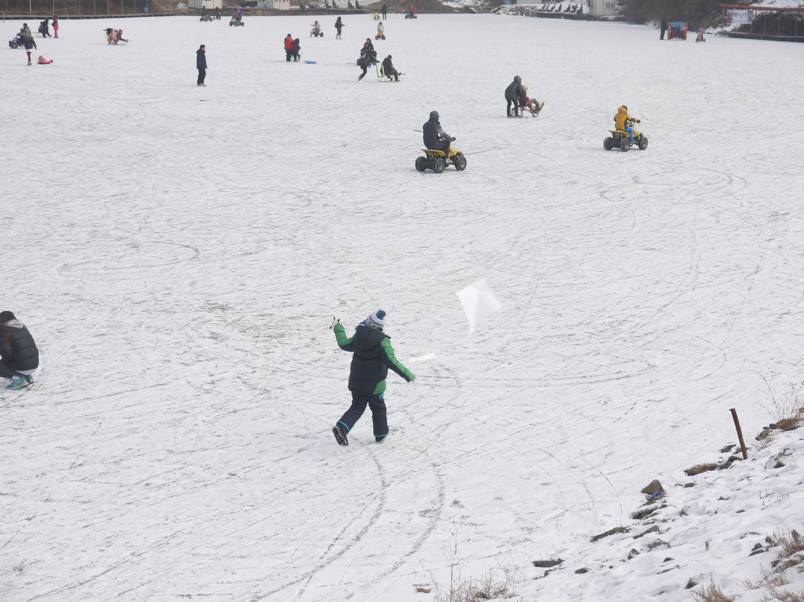 전통놀이체험 : 연날리기. 아이들이 연날리기하고 ATV를 타는 모습