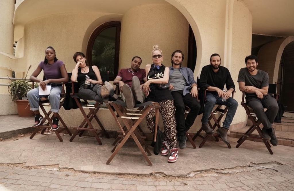 올드가드2 출연자들이 모여 단체 사진을 찍고 있다.