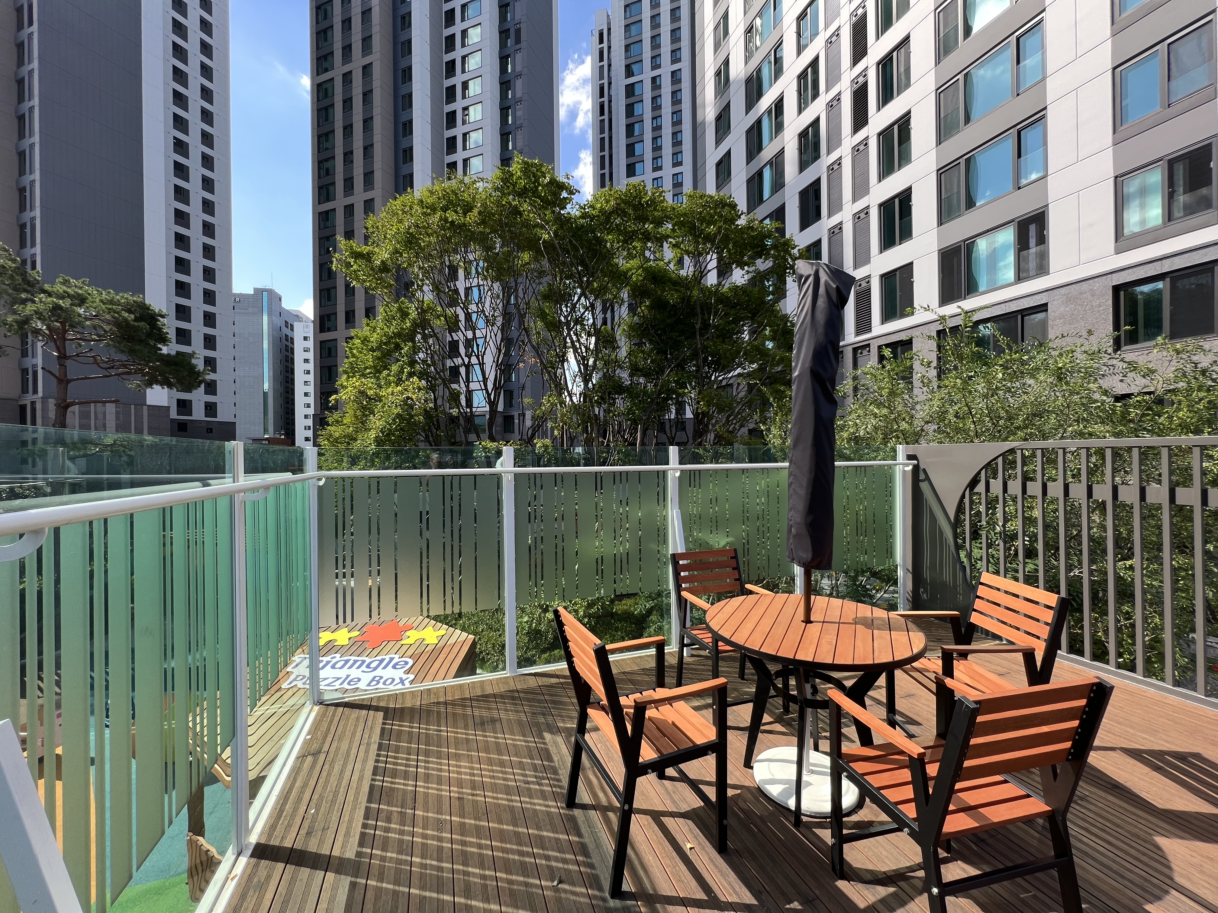 포레스타 카페 2층과 아파트 전망