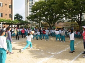 체육-시간에-두-그룹으로-나눠-재미있게-피구를-하고있는-모습