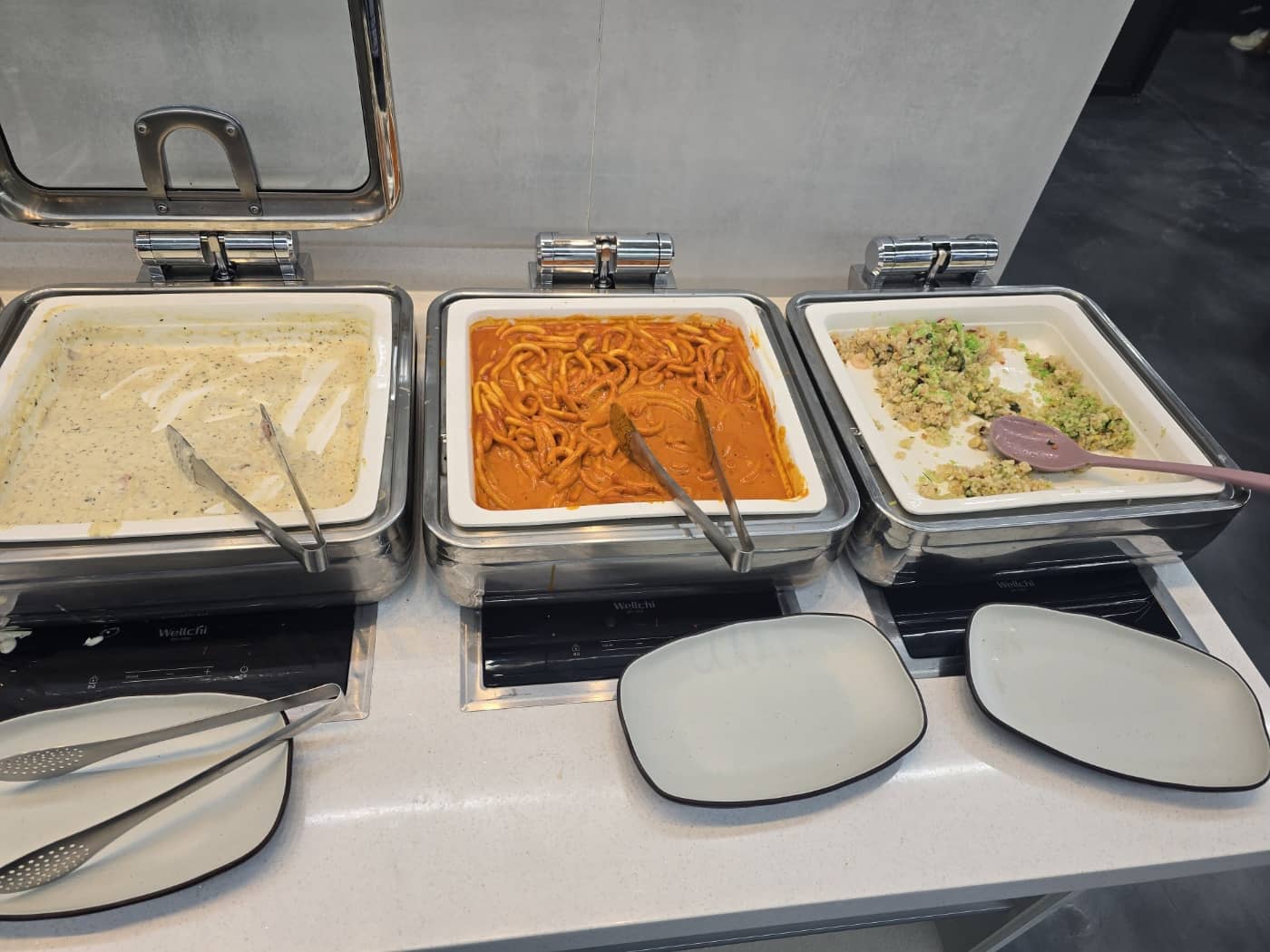 뷔페코너에 다양한 로제 떡볶이, 볶음밥이 놓여있음