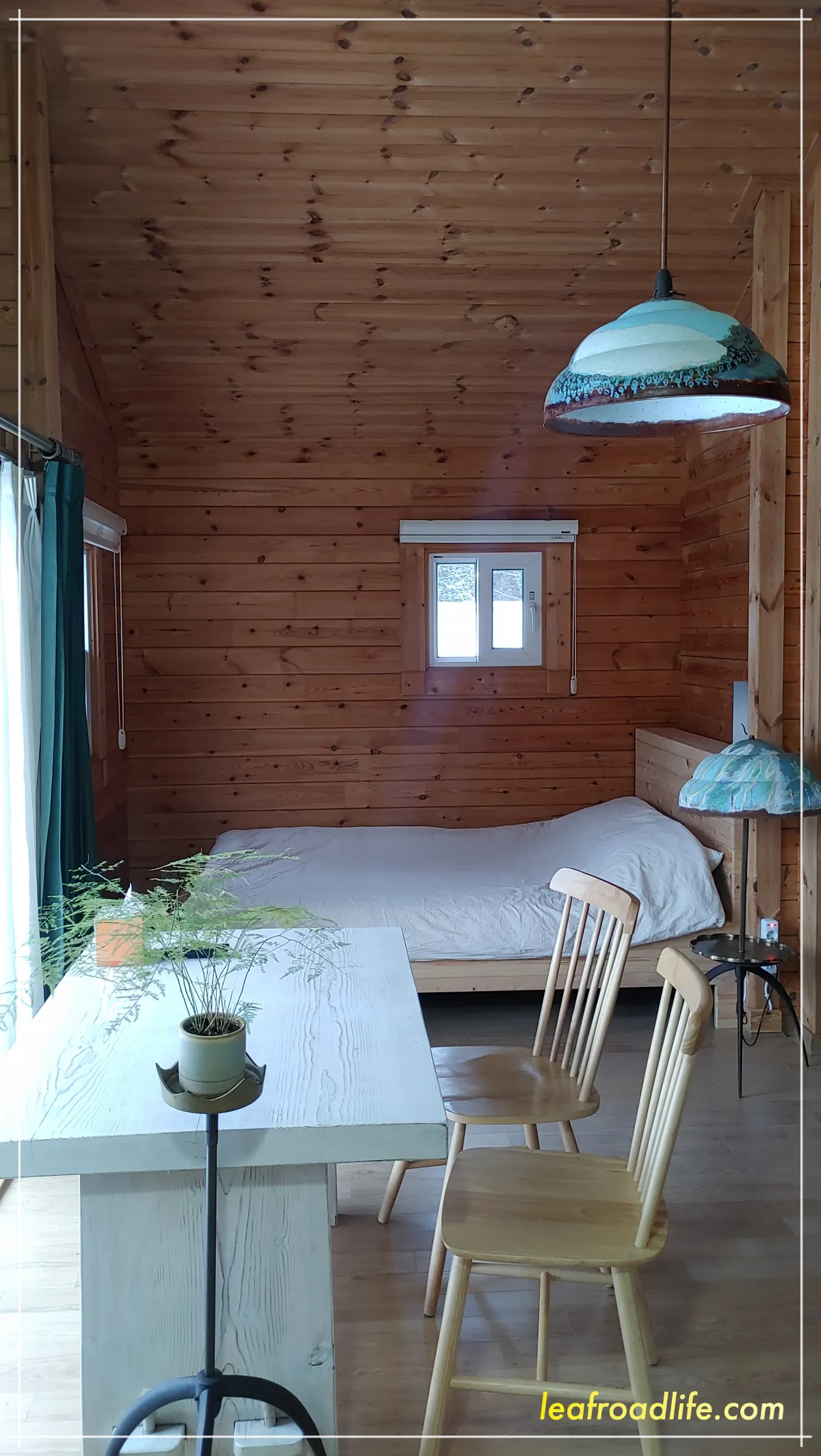 서나와할아버지-통나무집-화분-촛대-침대-배경