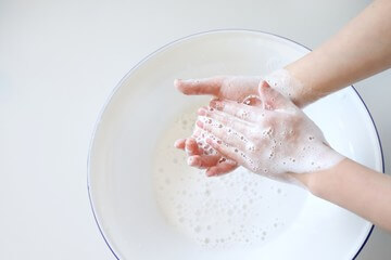 노로바이러스 증상, 겨울철에 더 조심해야 한다. 식중독이라고 하면 여름에만 걸릴 거 같은 생각이 많습니다. 그래서 항상 냉동보관 또한 안전하게 생각하고 있지요. 하지만 정말 위험한 생각입니다. 냉동보관이라도 절대 안전하지 않고 겨울철이라고 식중독에 안전하지 않습니다. 감염경로와 증상, 예방법을 알아봤습니다.