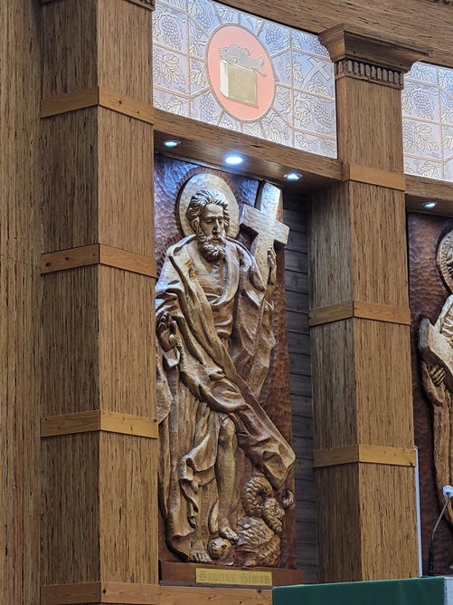 사진은 수원 정자동 주교좌성당 안에 있는 성 시몬 사도 부조 작품입니다.