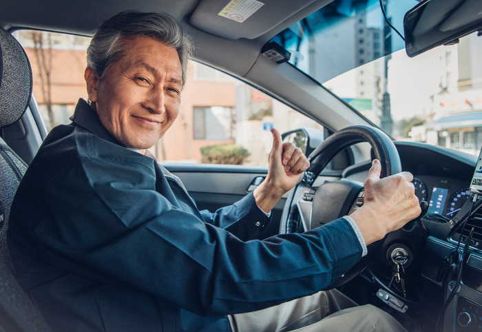 따봉을 날리는 노인 운전사