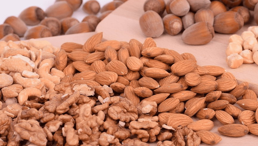 여러 가지 견과류가 모여 있다