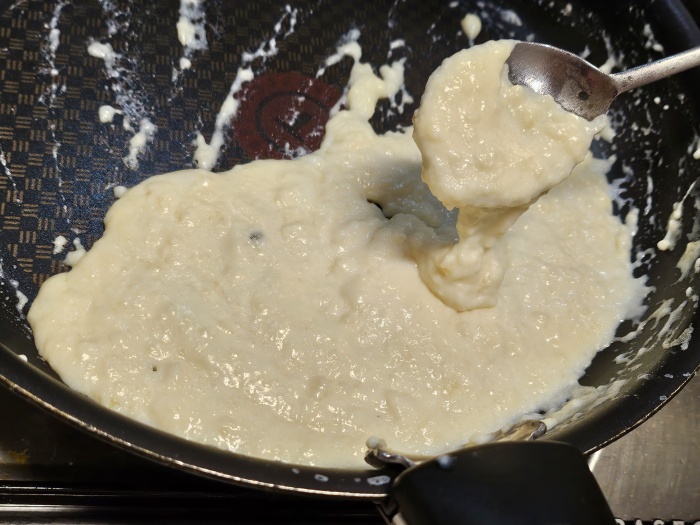 우유를 섞어 걸쭉한 화이트소스를 만듭니다.