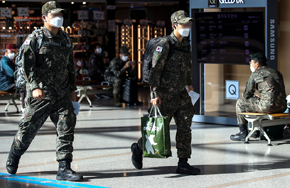 경기도 전방부대 인근의 택시 기사들이 군인들을 상대로 단거리 운행을 거부하고 있다는 주장이 나와 논란이다. 본 기사와 무관한 이미지로 서울역에서 군인들이 이동하는 모습. [사진=뉴시스]